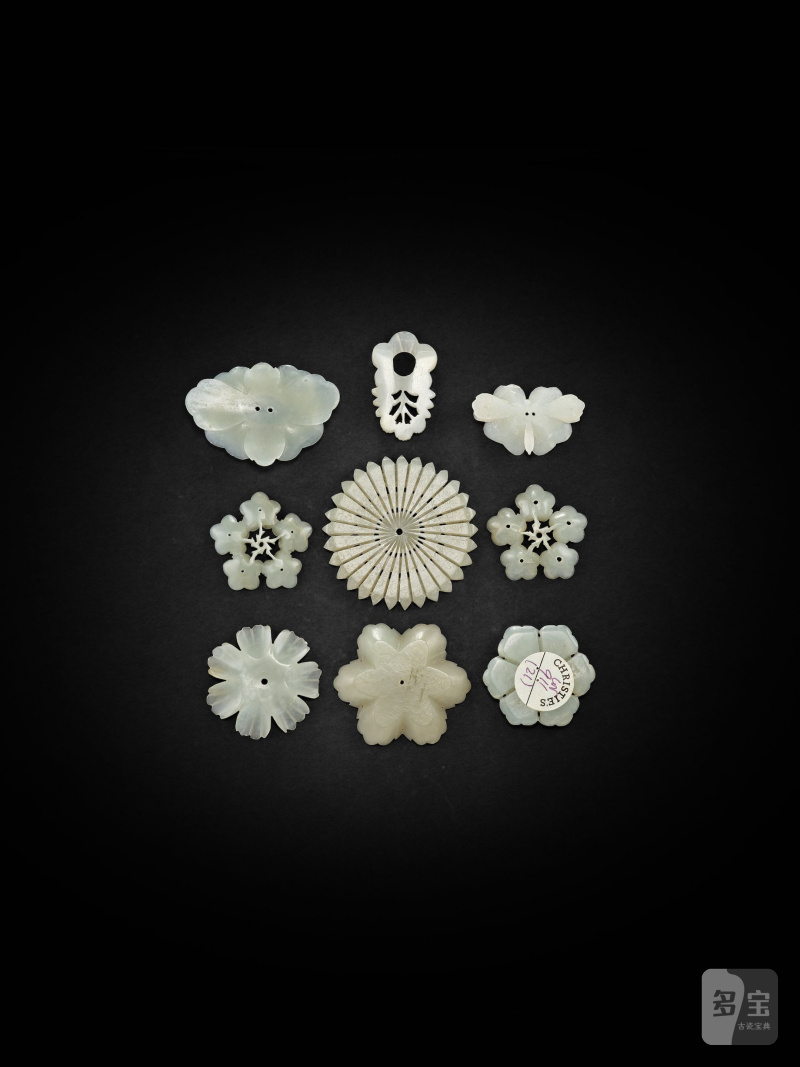 明/清　玉花片一組九件 | A GROUP OF NINE JADE FLORAL ORNAMENTS - 图4